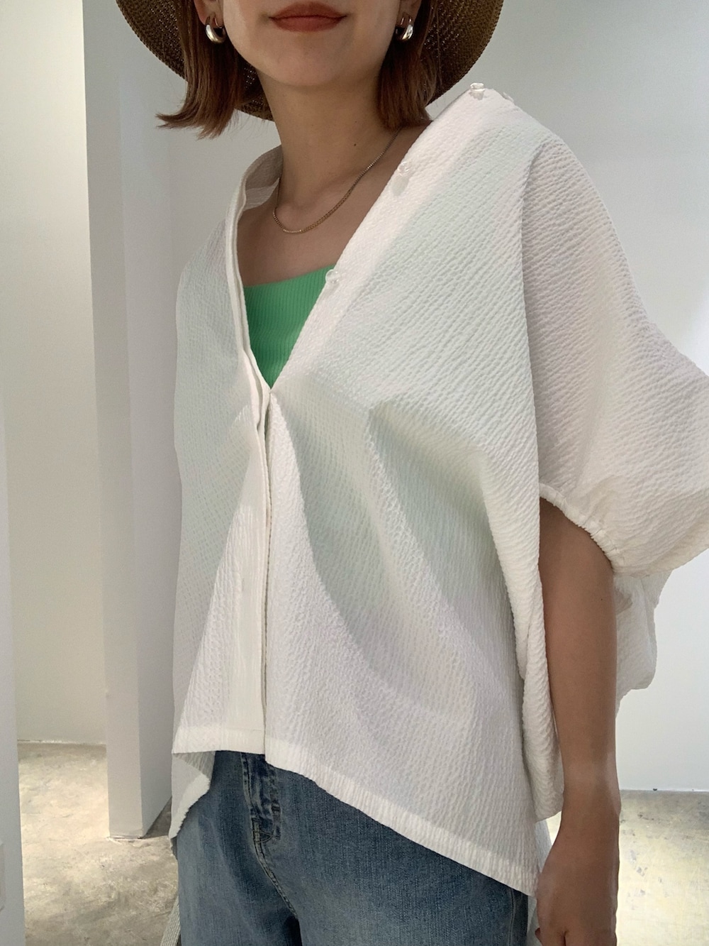 「ELENDEEK、エレンディーク、ブラウス、白ブラウス、白ブラウス×デニム、デニム、グリーン、ノースリーブ、２ＷＡＹ、デニムパンツ、きれいめカジュアル、カジュアル、カジュアルコーデ、夏コーデ、ママコーデ」｜「ELENDEEKのスクエアネックバッド付タンク（タンクトップ、グリーン系）」を使った、azusaさん（レディース・153cm）の春コーディネートの2枚目の写真