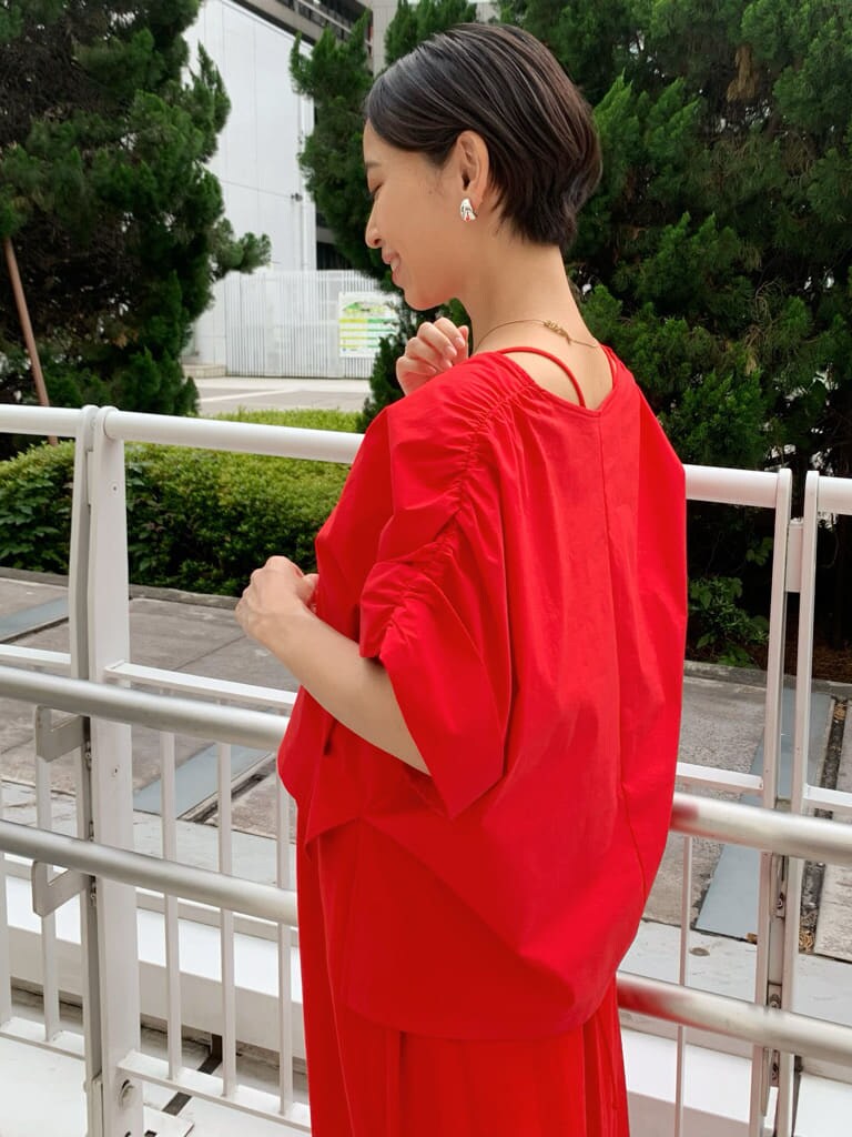 ベージュ系のサンダル、ホワイト系のハンドバッグを着用したレディースの夏コーディネートの6枚目の写真