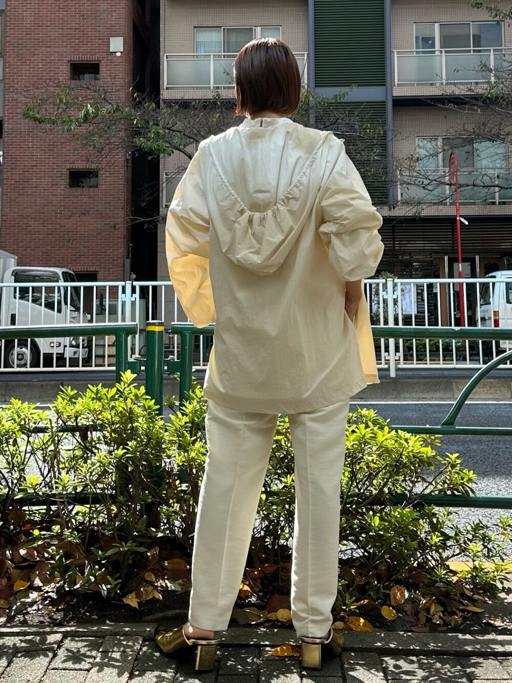 ゴールド系のパンプス、ホワイト系のその他パンツ、ホワイト系のシャツ/ブラウスを着用したレディースの冬コーディネートの2枚目の写真