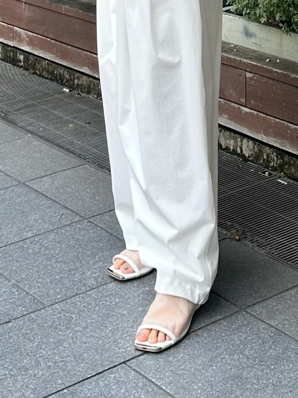 ホワイト系のサンダル、ホワイト系のその他パンツ、ベージュ系のブルゾンを着用したレディースの春コーディネートの8枚目の写真