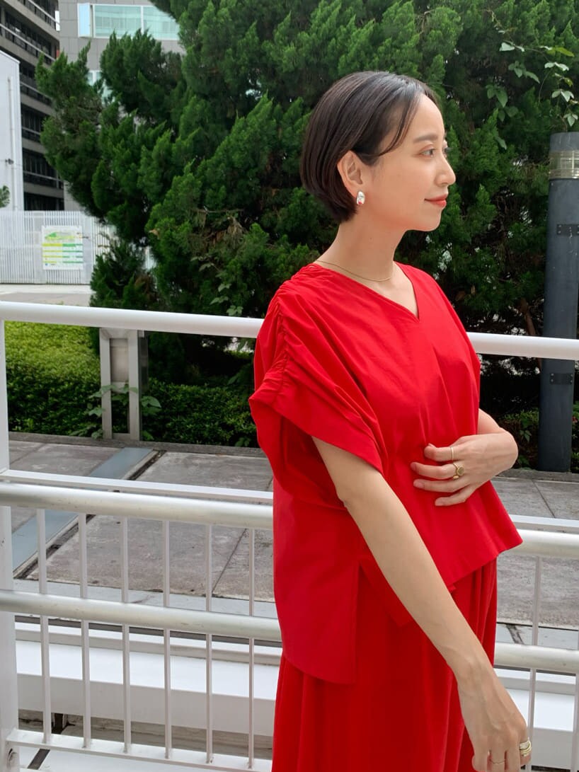 ベージュ系のサンダル、ホワイト系のハンドバッグを着用したレディースの夏コーディネートの5枚目の写真