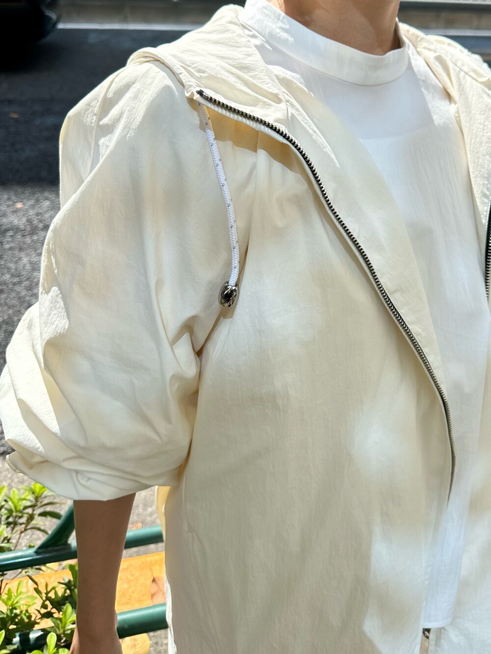 ゴールド系のパンプス、ホワイト系のその他パンツ、ホワイト系のシャツ/ブラウスを着用したレディースの冬コーディネートの7枚目の写真