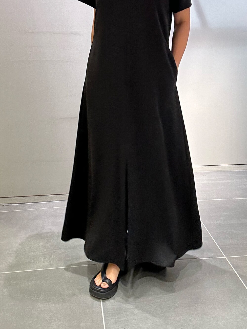 ブラック系のワンピース、ブラック系のサンダル、ブラック系のショルダーバッグを着用したレディースの夏コーディネートの8枚目の写真