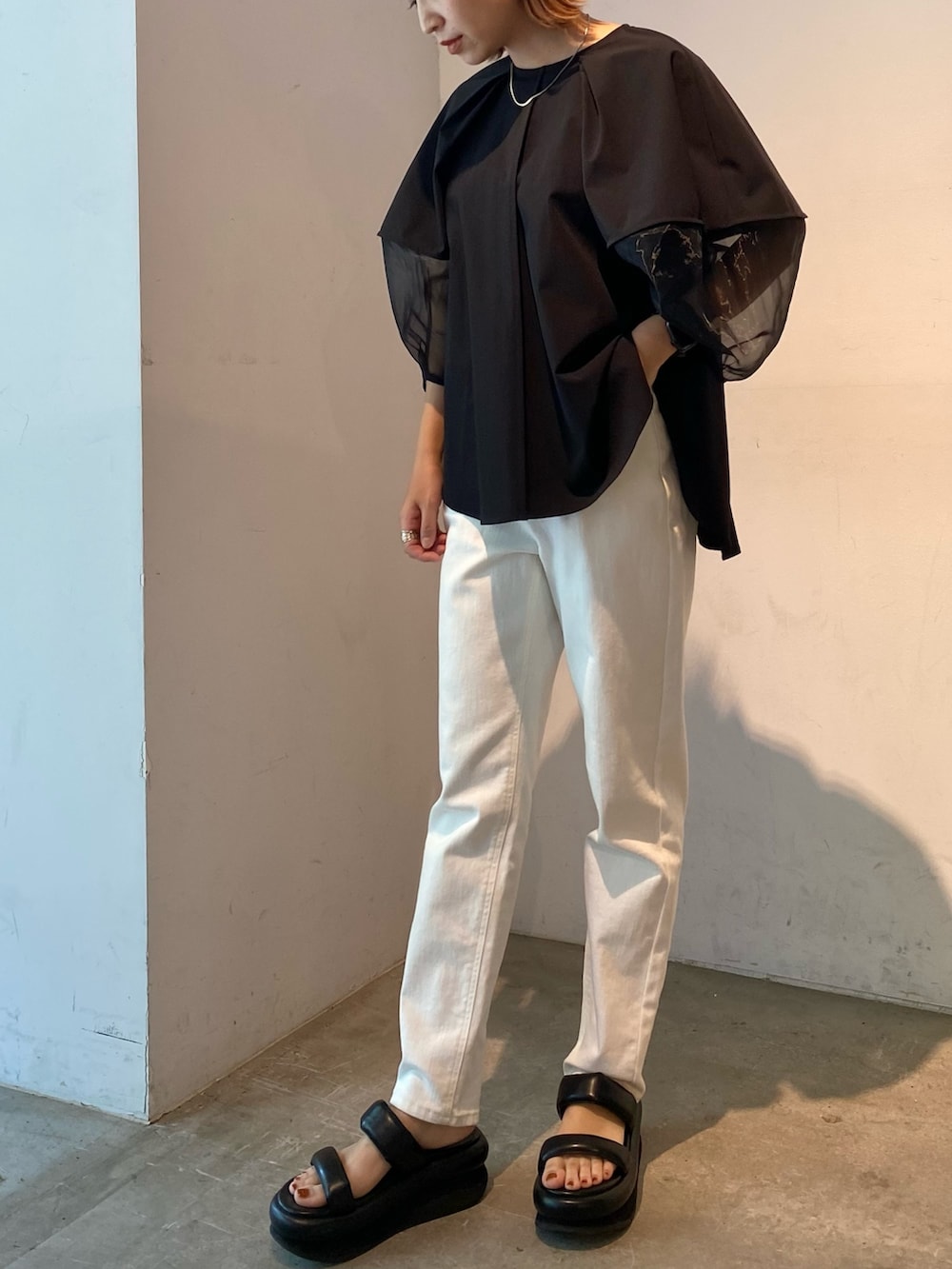 「ELENDEEK、エレンディーク、ブラウス、ブラウスコーデ、ブラウス×デニム、シアートップス、シアー、シア―ブラウス、モノトーン、モノトーンコーデ、白デニム、ホワイトパンツ、ホワイトデニム、サンダル、きれいめカジュアル」｜「ELENDEEKのハーフオーガンジースリーブブラウス【セットアップ可能】（シャツ/ブラウス、ブラック系）」を使った、azusaさん（レディース・153cm）の春コーディネートの2枚目の写真