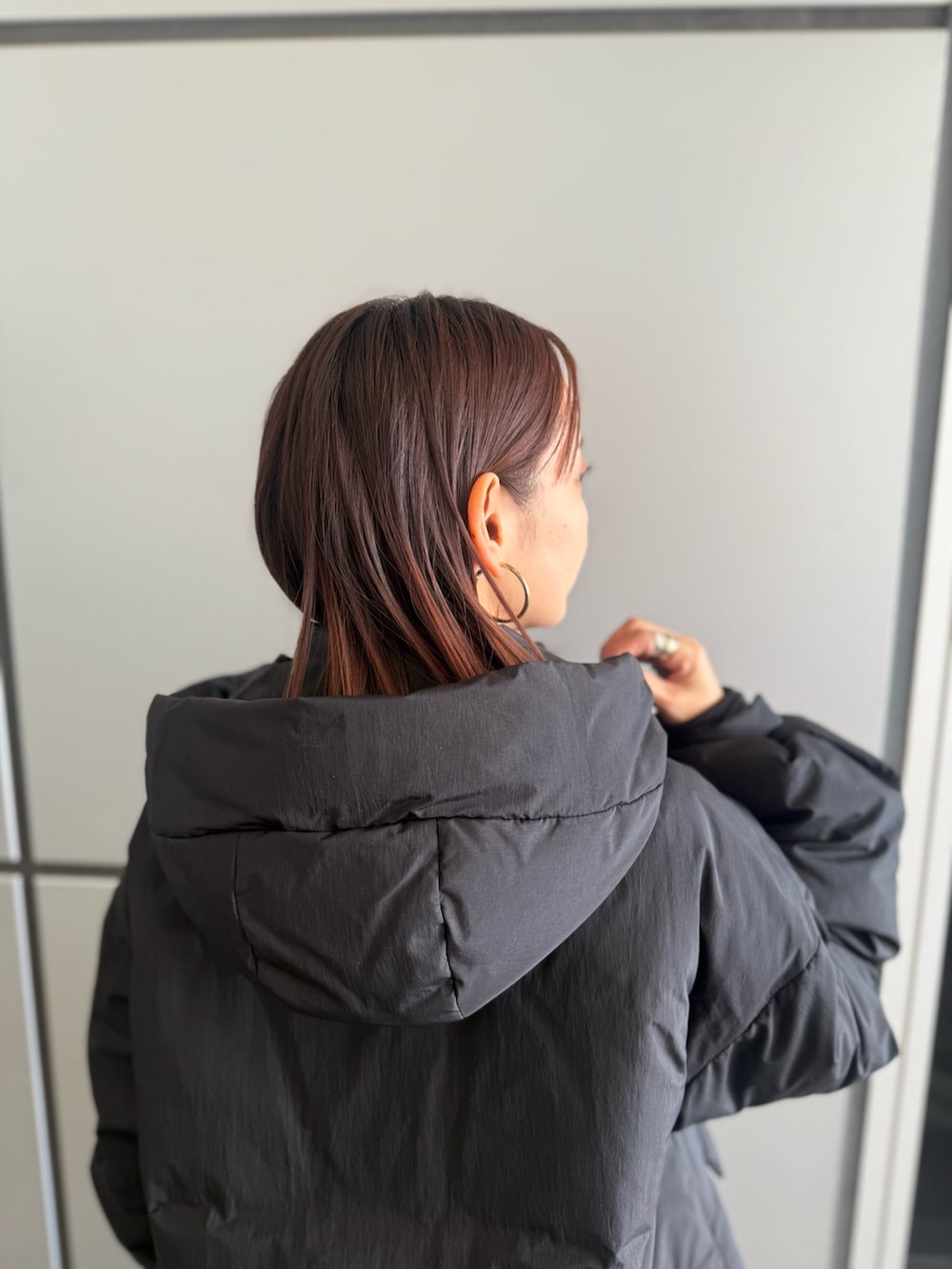 グレー系のニット/セーター、グレー系のその他パンツ、ブラック系のローファーを着用したレディースの冬コーディネートの10枚目の写真