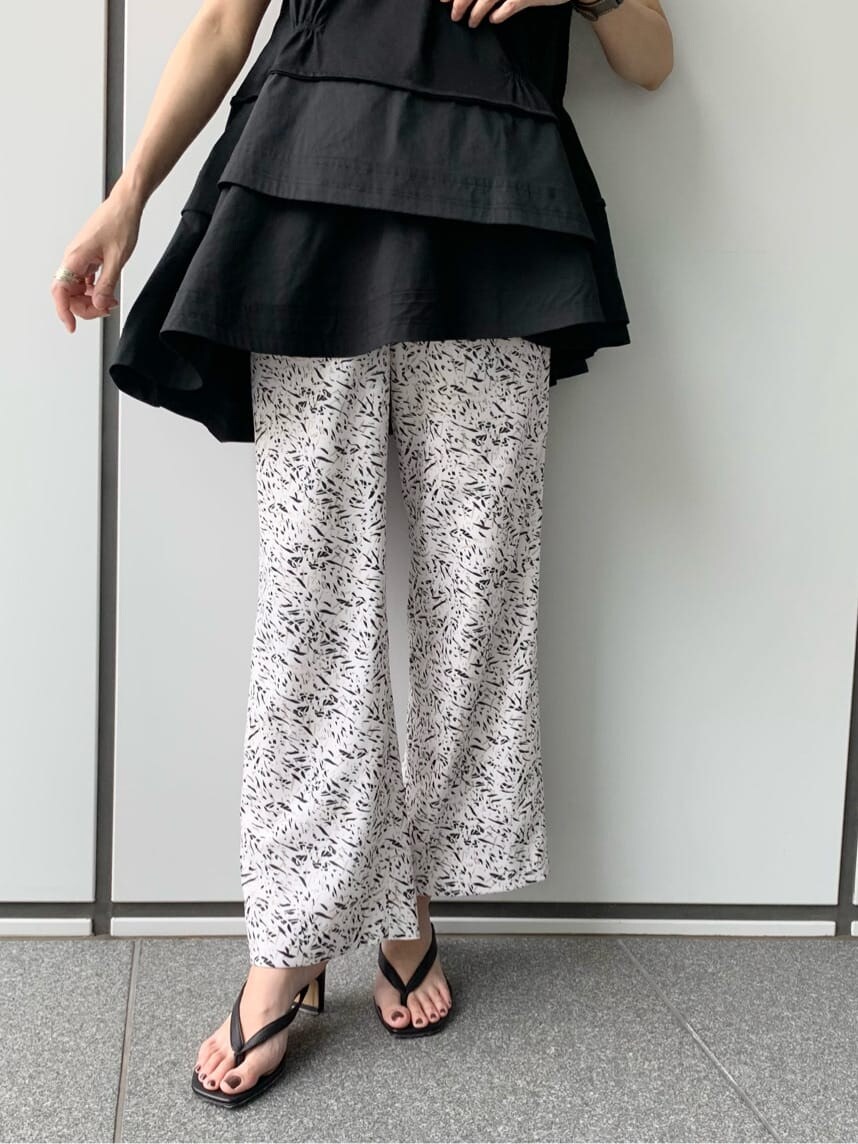 ブラック系のTシャツ/カットソー、ブラック系のその他パンツを着用したレディースの夏コーディネートの7枚目の写真