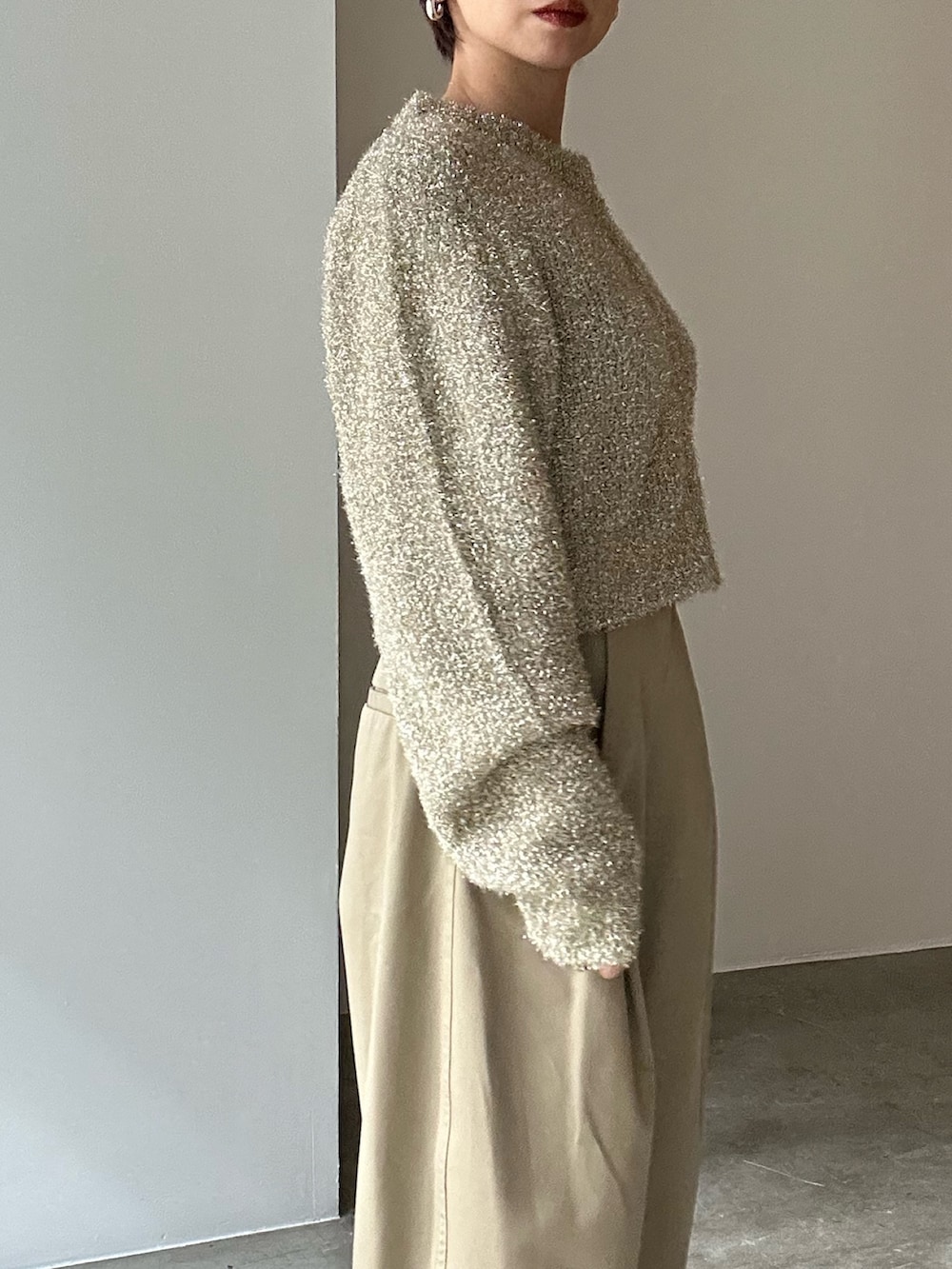 ゴールド系のカーディガン/ボレロ、ベージュ系のその他パンツ、ブラック系のサンダルを着用したレディースの冬コーディネートの9枚目の写真