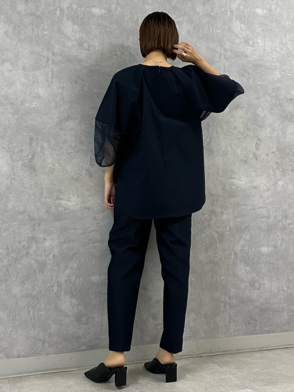 ブラック系のパンプス、ブルー系のシャツ/ブラウス、ブルー系のその他パンツを着用したレディースの春コーディネートの4枚目の写真