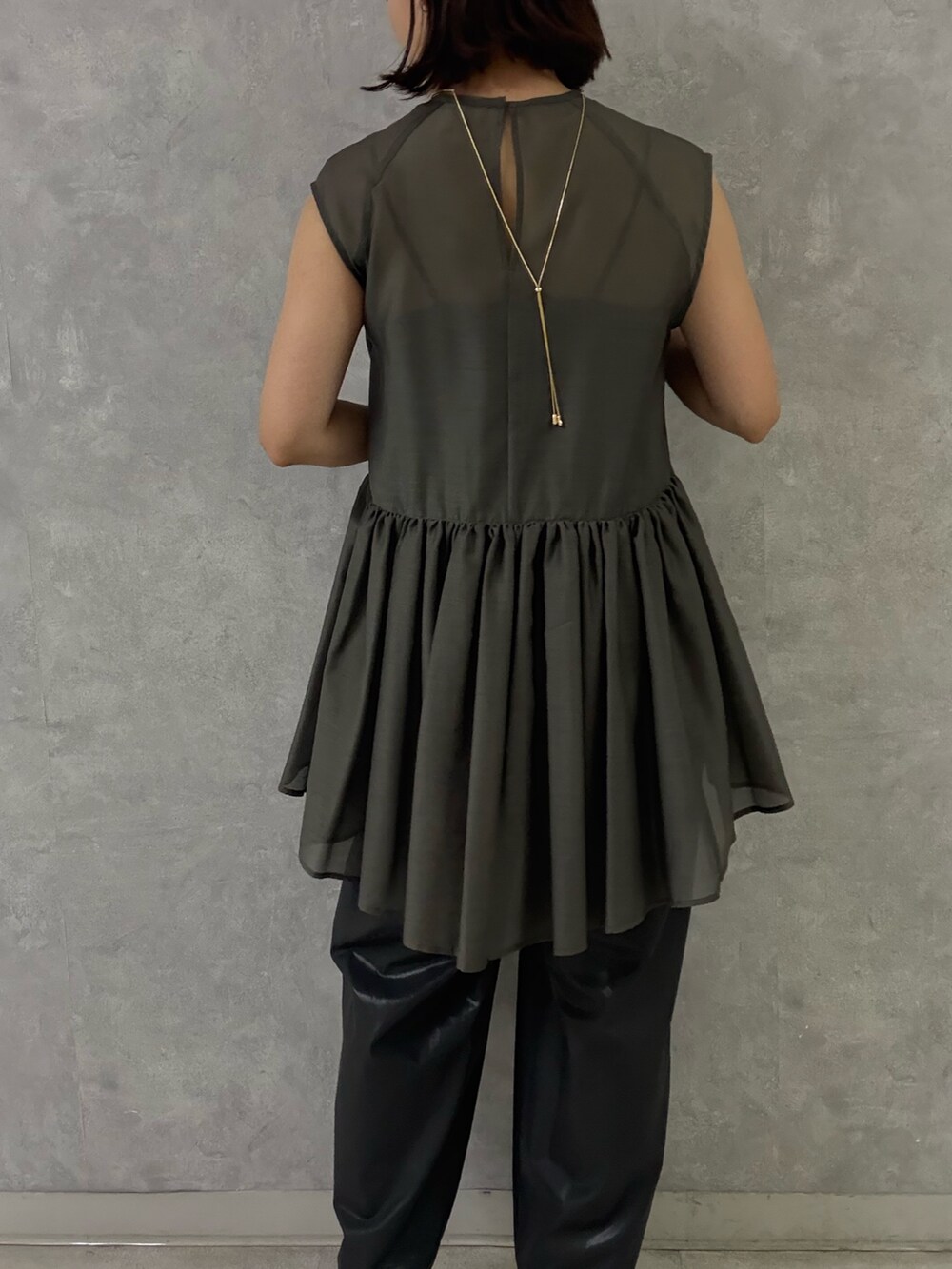 グレー系のシャツ/ブラウス、ブラック系のその他パンツ、ブラック系のサンダルを着用したレディースの夏コーディネートの7枚目の写真