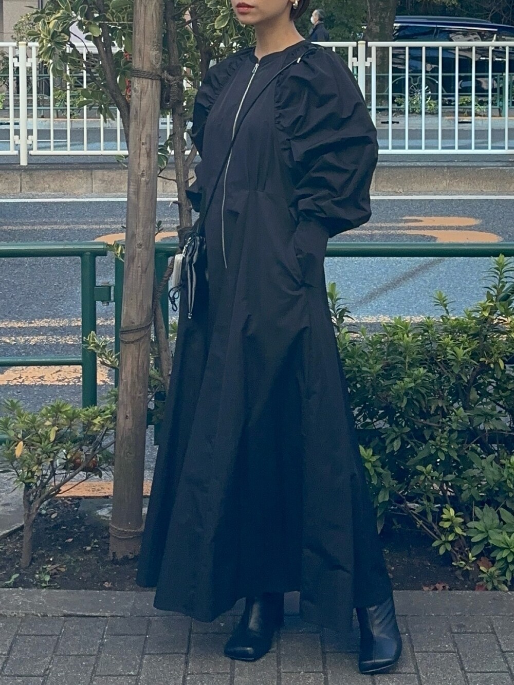 「ELENDEEK、エレンディーク、ワンピース、ワントーンコーデ、ワンピーススタイル、ロングワンピース、ロングワンピ、ブラック、ブラックコーデ、お出かけコーデ、モードカジュアル、きれいめカジュアル、キレイめ、ボリューム袖、ショルダーバッグ」｜「ELENDEEKのマルチショルダーバッグ（ショルダーバッグ、ブラック系）」を使った、azusaさん（レディース・153cm）の冬コーディネートの2枚目の写真