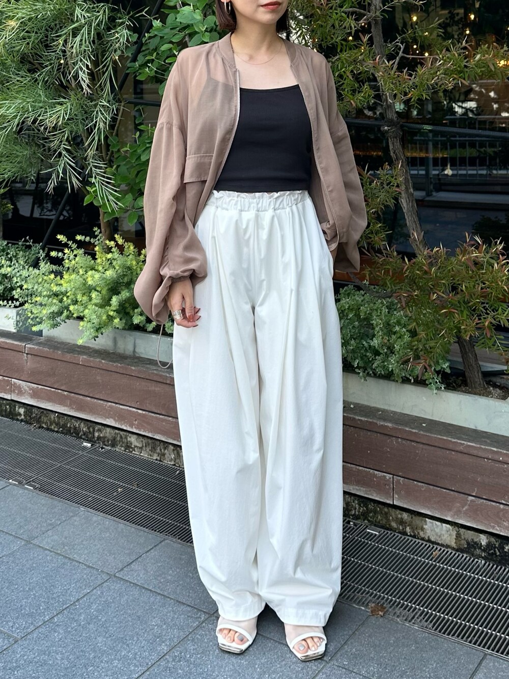 ホワイト系のサンダル、ホワイト系のその他パンツ、ベージュ系のブルゾンを着用したレディースの春コーディネートの2枚目の写真