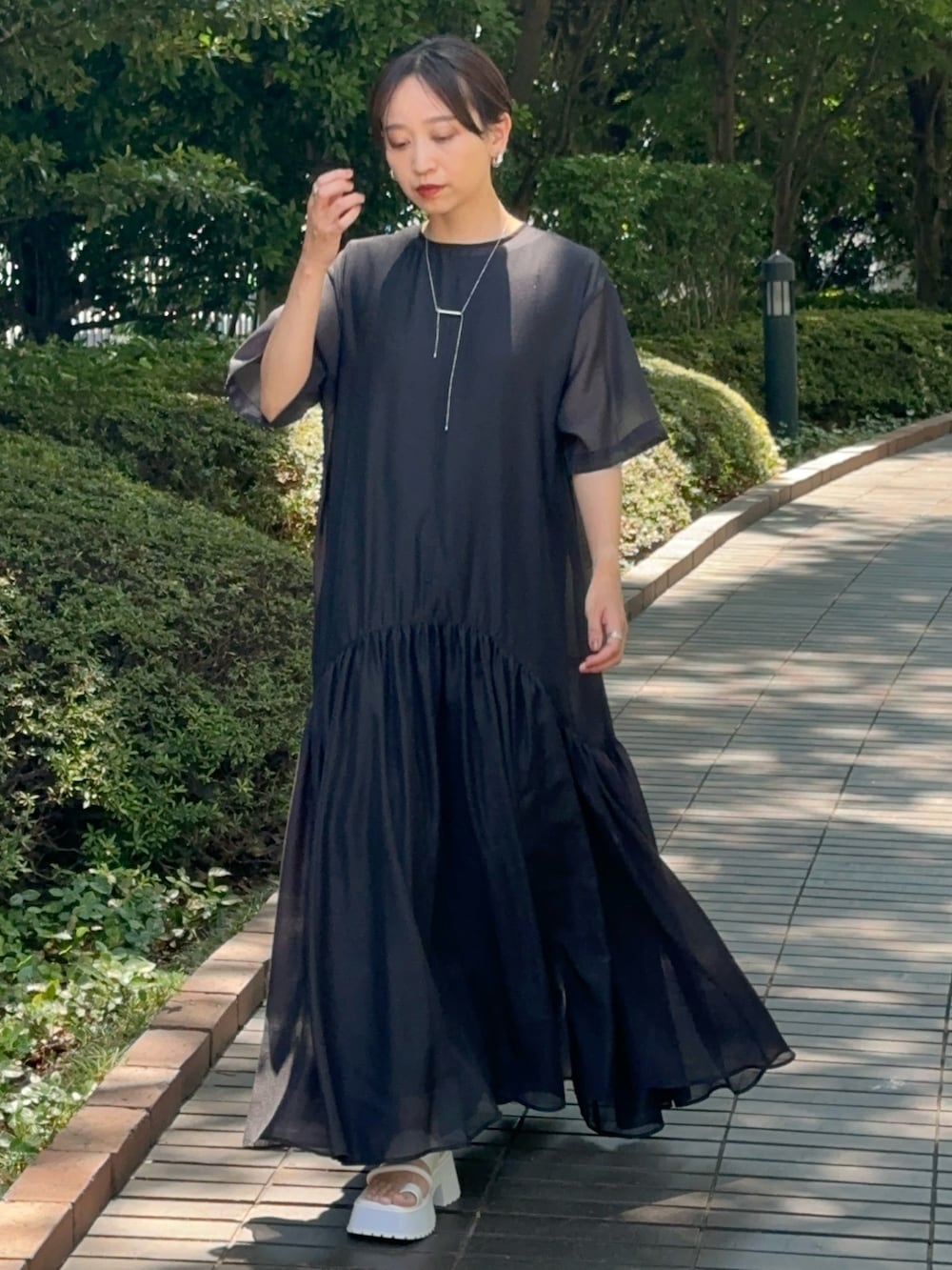 「ELENDEEK、エレンディーク、ワンピース、ロングワンピース、シアー、黒ワンピ、着回しコーデ」｜「ELENDEEKのシアーレイヤードカットワンピース（ワンピース、ブラック系）」を使った、azusaさん（レディース・153cm）の夏コーディネートの2枚目の写真