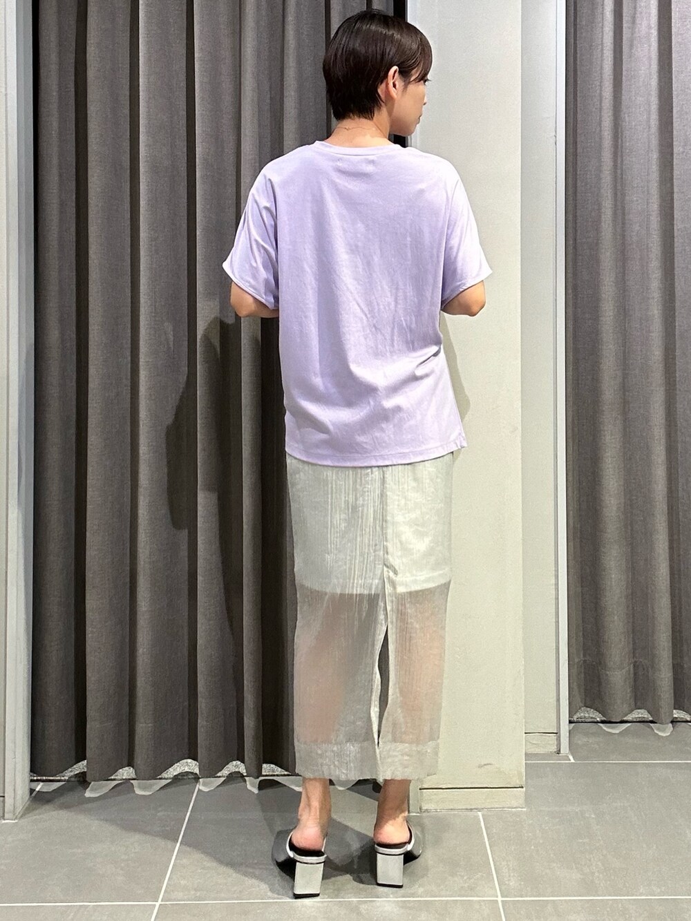 パープル系のTシャツ/カットソー、グレー系のスカート、シルバー系のパンプスを着用したレディースの夏コーディネートの5枚目の写真