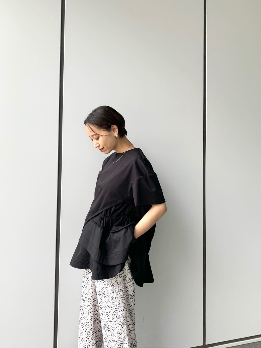 ブラック系のTシャツ/カットソー、ブラック系のその他パンツを着用したレディースの夏コーディネートの3枚目の写真