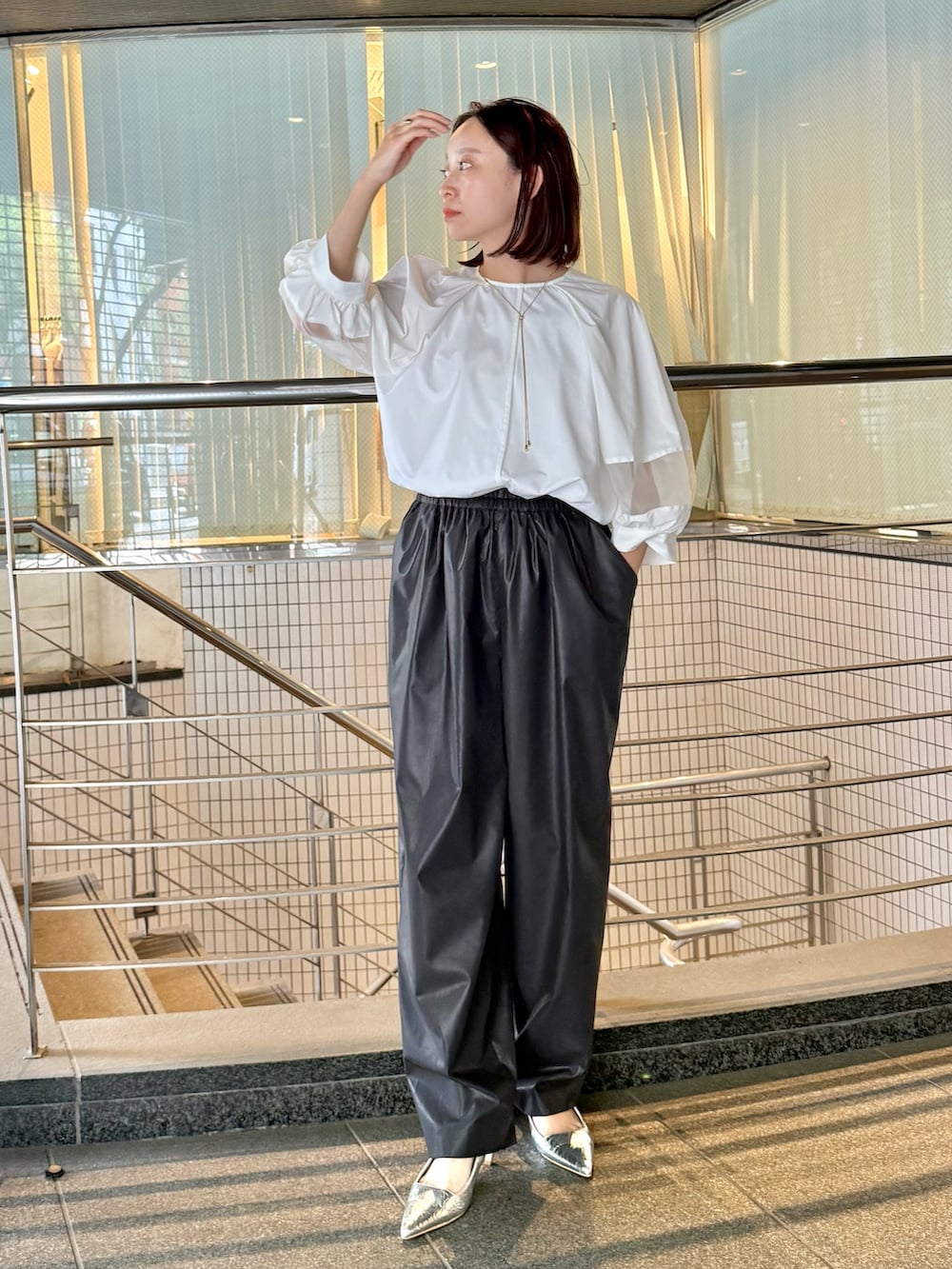 ホワイト系のシャツ/ブラウス、ブラック系のその他パンツ、シルバー系のサンダルを着用したレディースの夏コーディネートの3枚目の写真