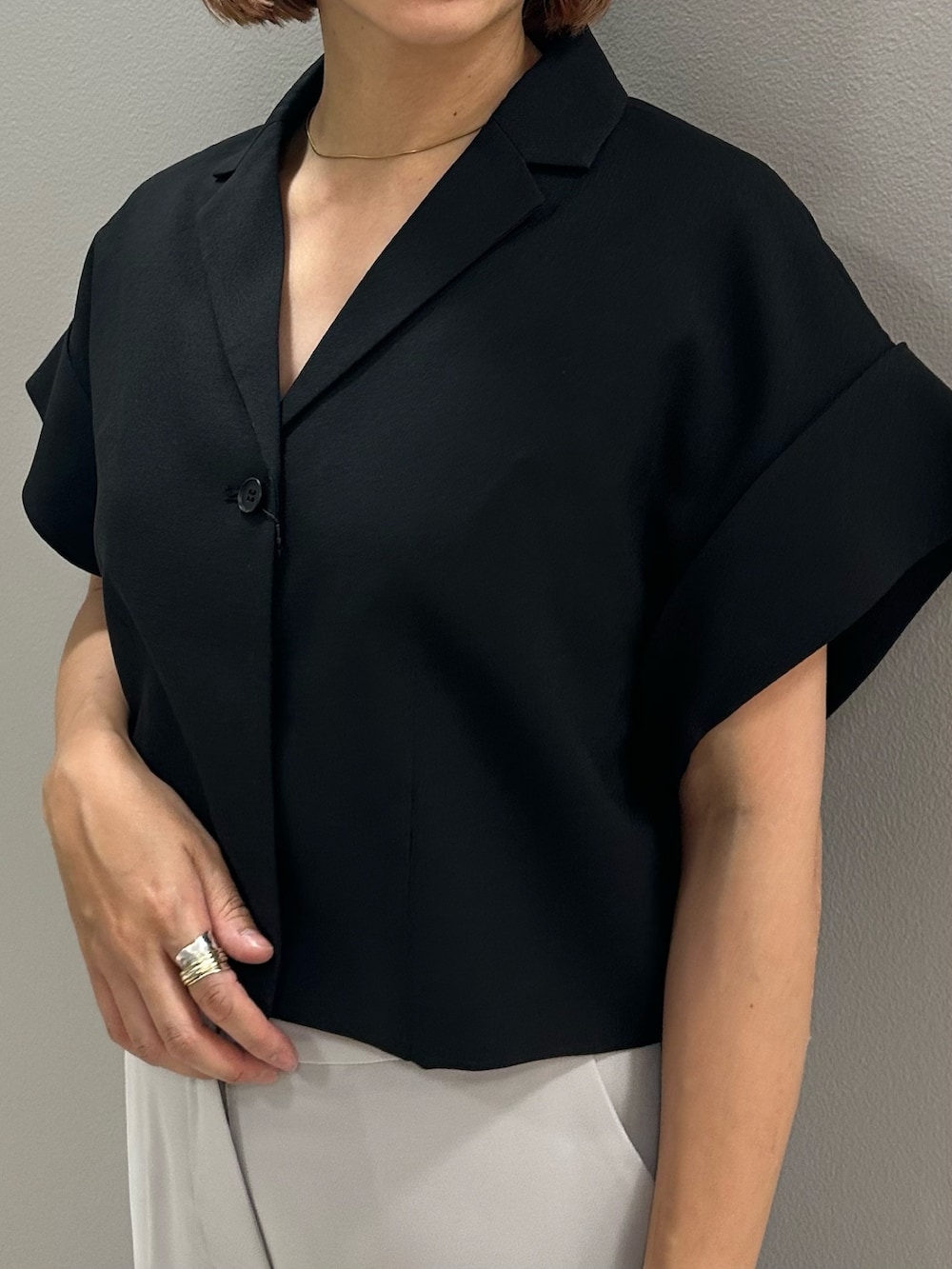 ブラック系のテーラードジャケット、グレー系のその他パンツ、ブラック系のパンプスを着用したレディースの夏コーディネートの4枚目の写真