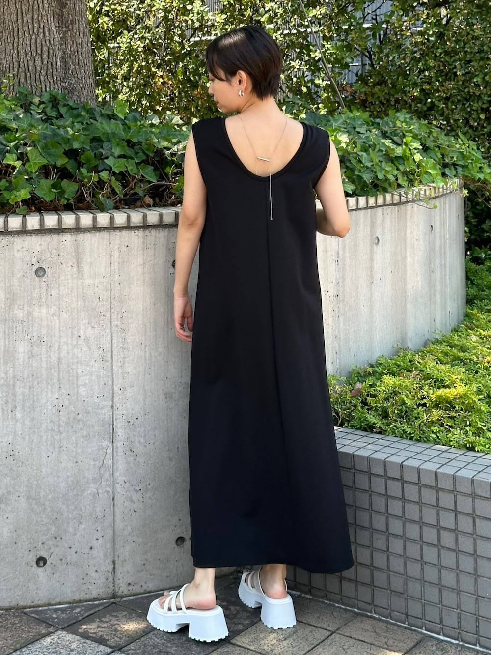 「ELENDEEK、エレンディーク、ワンピース、ワンピーススタイル、黒ワンピ、ロングワンピース、ノースリーブ、ノースリーブワンピース、お出かけコーデ、旅行、ラクチンコーデ」｜「ELENDEEKのシアーレイヤードカットワンピース（ワンピース、ブラック系）」を使った、azusaさん（レディース・153cm）の夏コーディネートの6枚目の写真