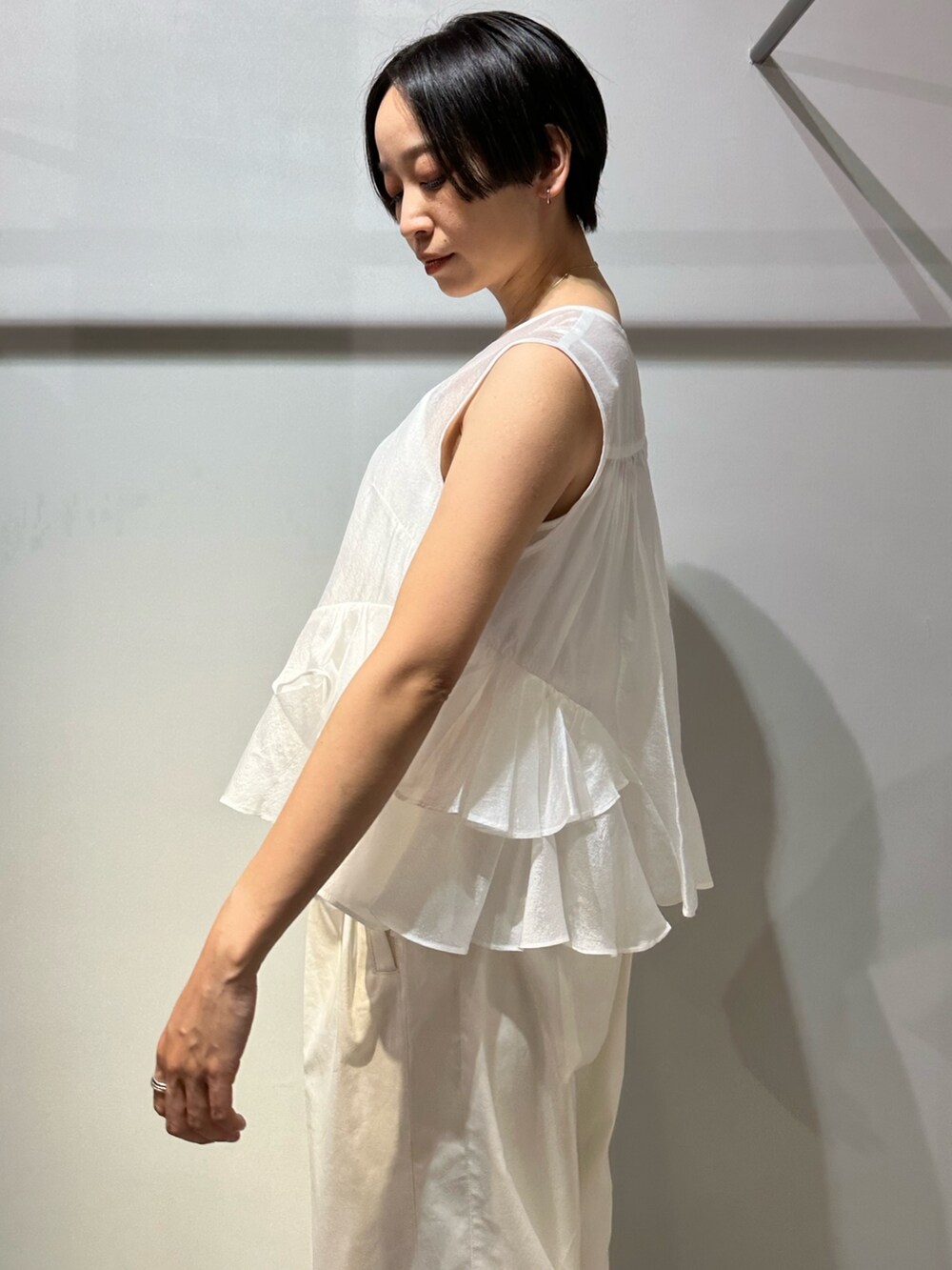 ホワイト系のサンダル、ホワイト系のその他パンツ、ホワイト系のシャツ/ブラウスを着用したレディースの春コーディネートの6枚目の写真