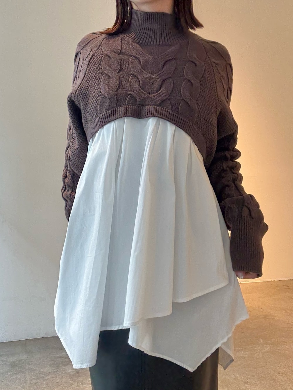 ブラック系のスカート、ブラウン系のニット/セーターを着用したレディースの秋コーディネートの4枚目の写真