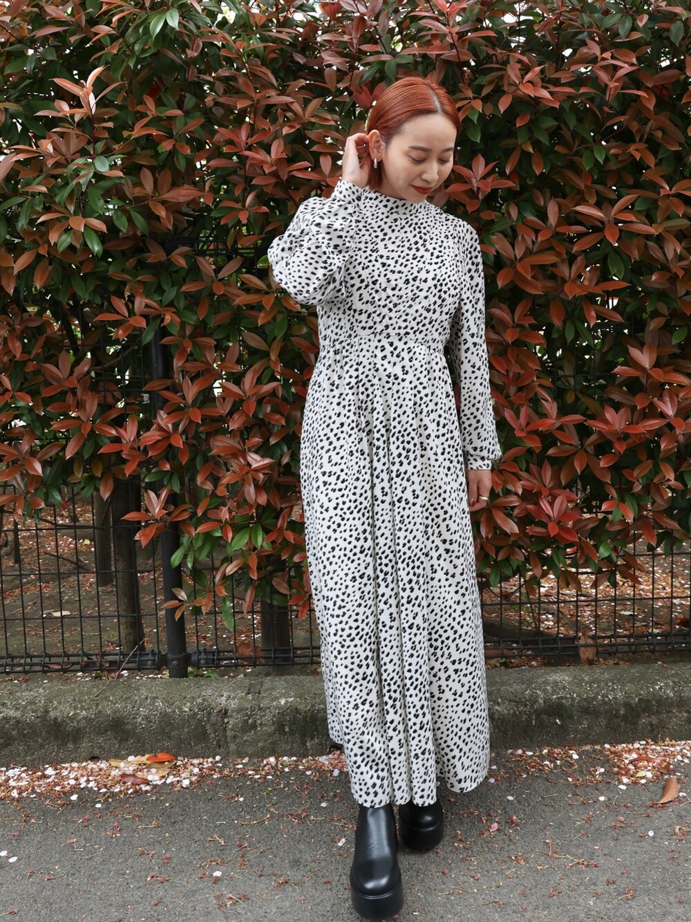 グリーン系のブルゾン、その他のワンピース、ブラック系のブーツを着用したレディースの春コーディネートの6枚目の写真