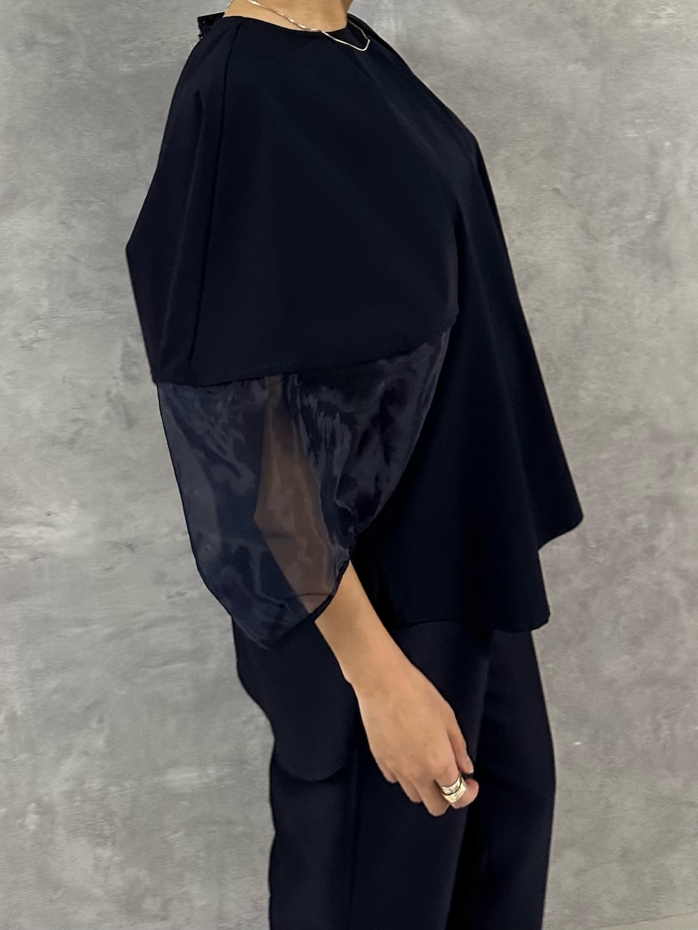 ブラック系のパンプス、ブルー系のシャツ/ブラウス、ブルー系のその他パンツを着用したレディースの春コーディネートの6枚目の写真