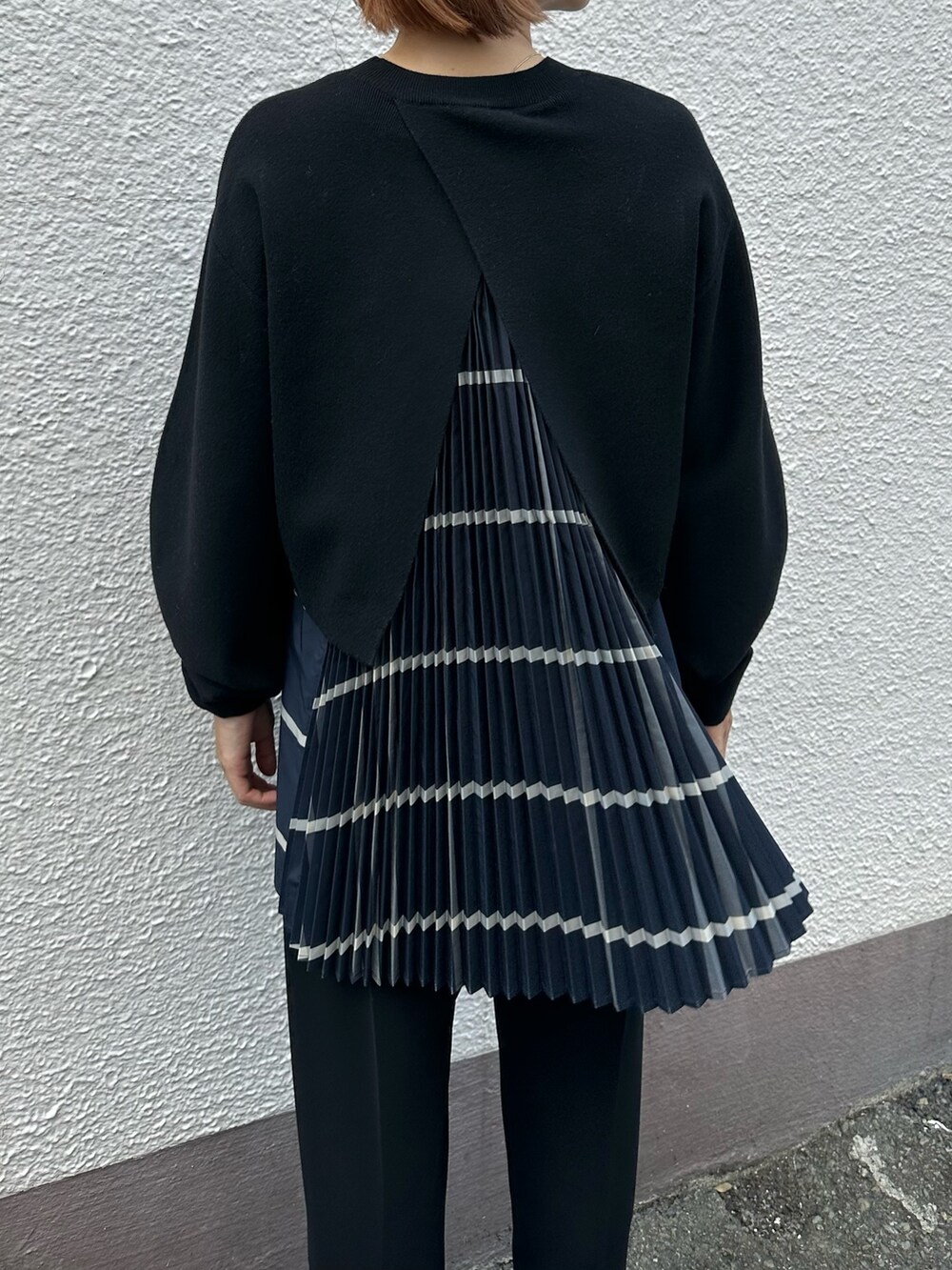 その他のニット/セーター、ブラック系のパンプス、ブラック系のその他パンツを着用したレディースの夏コーディネートの5枚目の写真