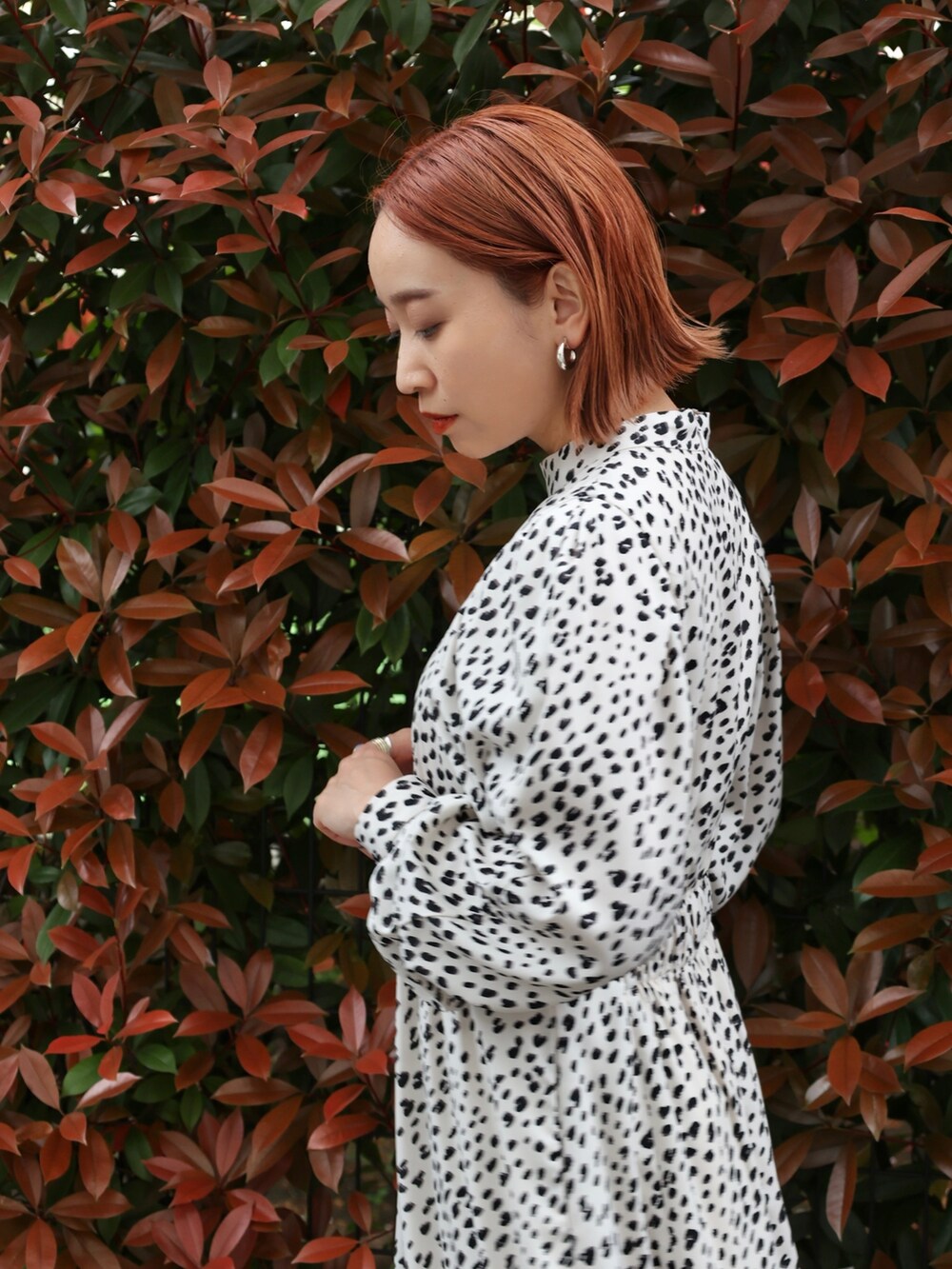 グリーン系のブルゾン、その他のワンピース、ブラック系のブーツを着用したレディースの春コーディネートの9枚目の写真