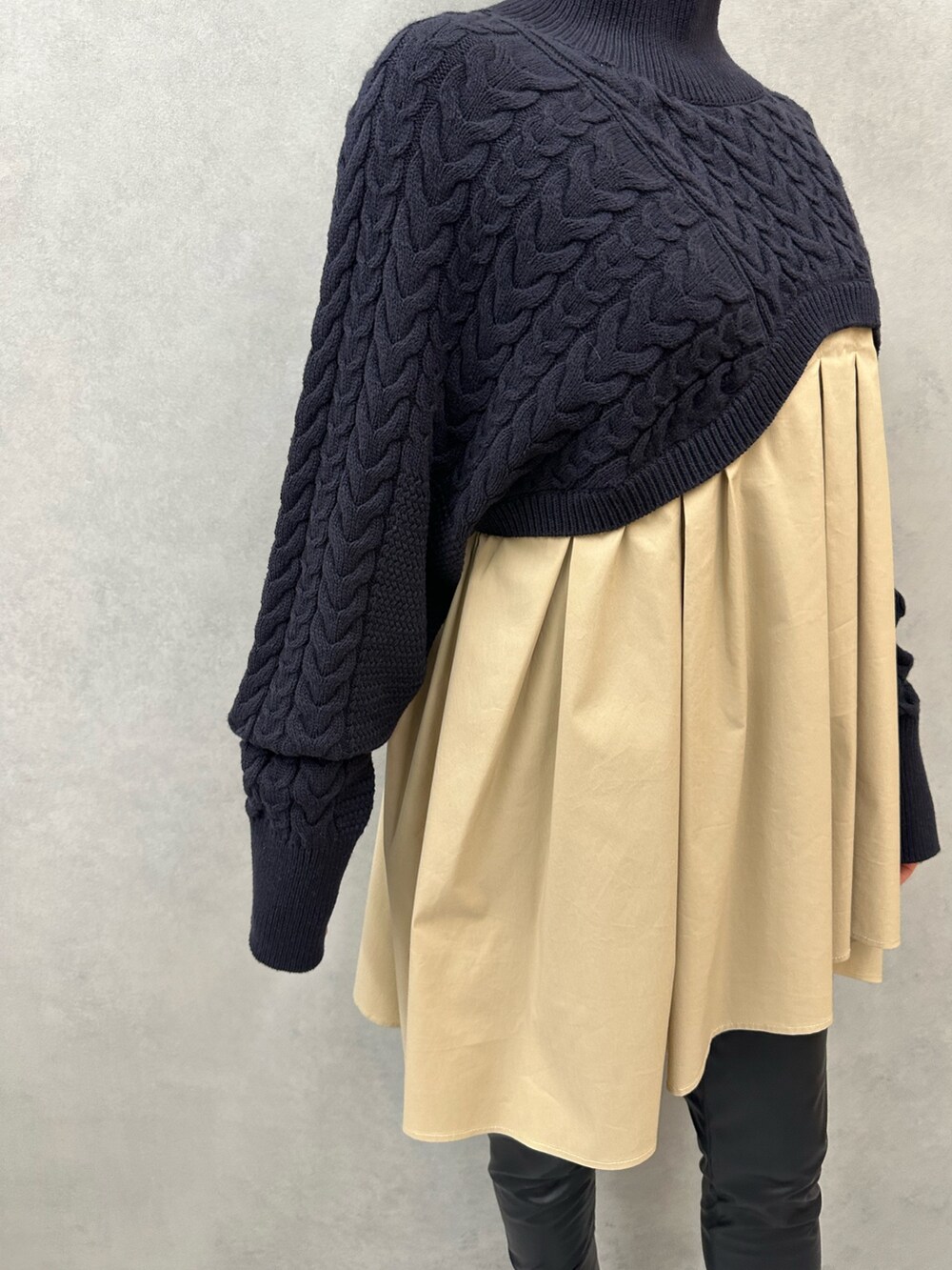 ブルー系のニット/セーター、ブラック系のその他パンツ、ブラック系のブーツを着用したレディースの秋コーディネートの7枚目の写真