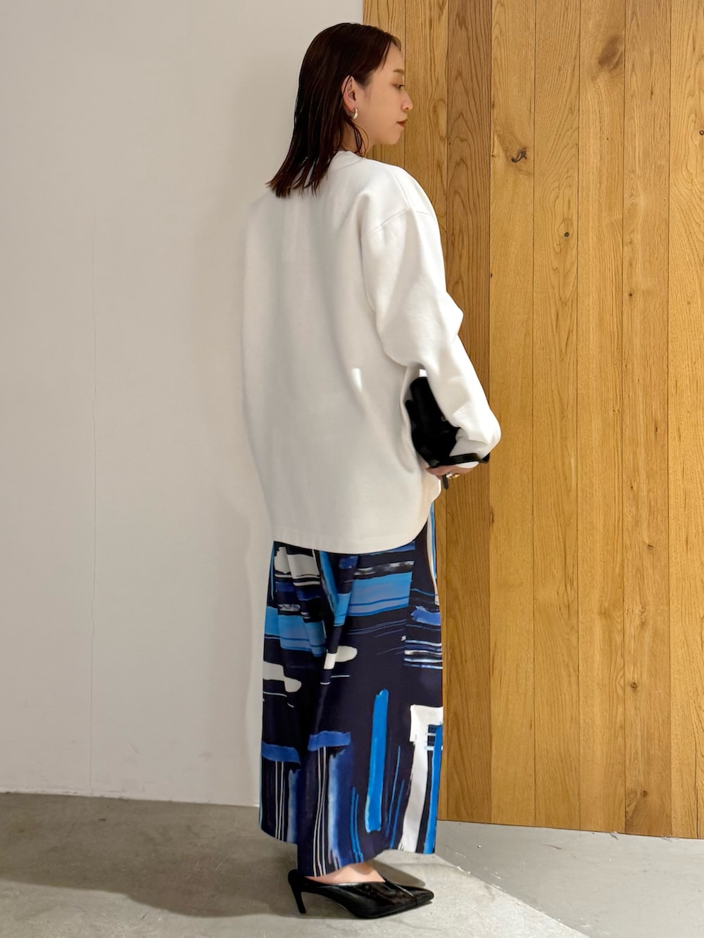 ブラック系のショルダーバッグ、ブルー系のその他パンツ、ブラック系のパンプスを着用したレディースの冬コーディネートの3枚目の写真