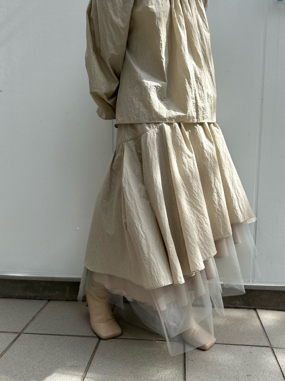 ベージュ系のブーツ、ベージュ系のスカート、ベージュ系のシャツ/ブラウスを着用したレディースの秋コーディネートの6枚目の写真