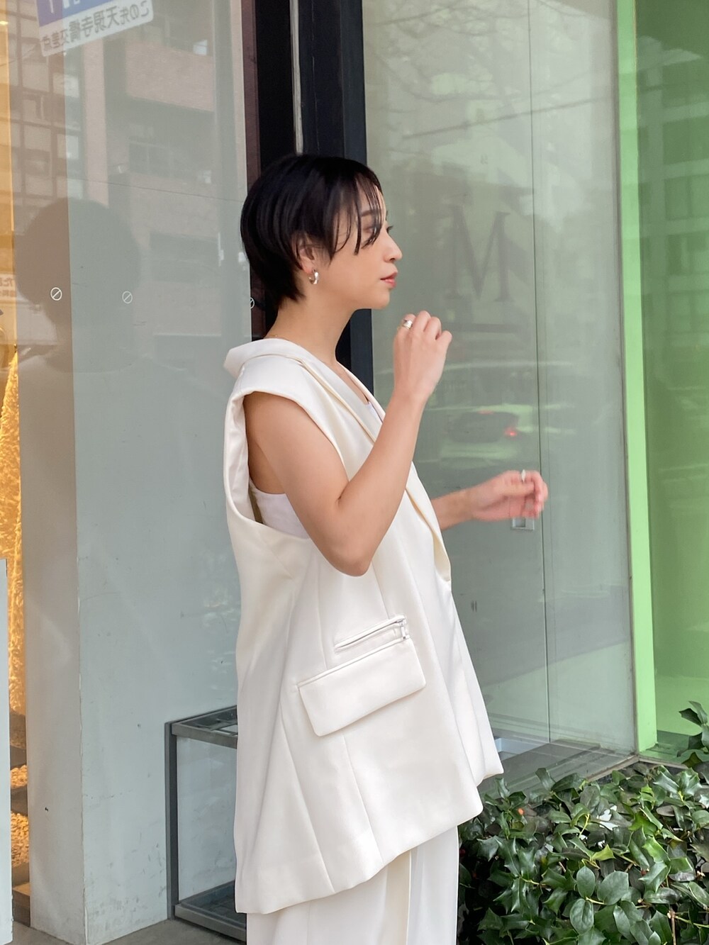 ホワイト系のテーラードジャケット、ゴールド系のパンプス、ホワイト系のその他パンツを着用したレディースの春コーディネートの5枚目の写真