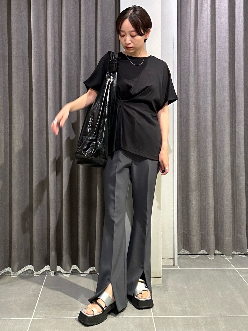 ブラック系のTシャツ/カットソー、グレー系のその他パンツ、その他のサンダルを着用したレディースの夏コーディネートの2枚目の写真