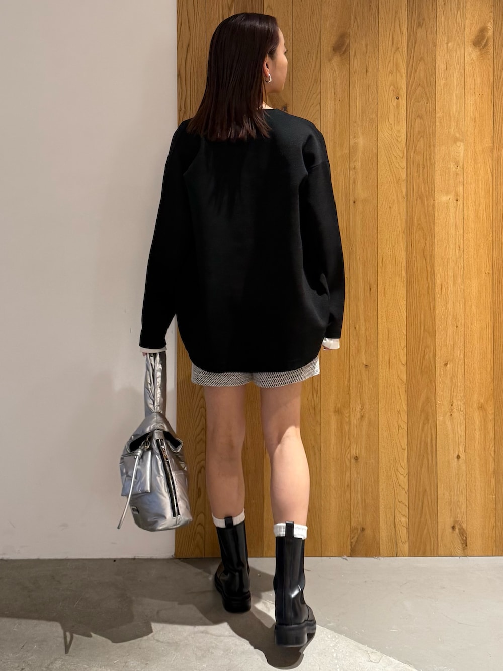 ホワイト系のニット/セーター、その他のその他パンツ、シルバー系のハンドバッグを着用したレディースの冬コーディネートの5枚目の写真