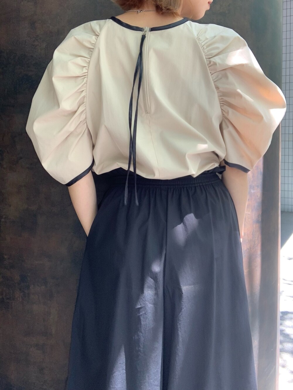 ブラック系のサンダル、ベージュ系のシャツ/ブラウス、ブラック系のその他パンツを着用したレディースの春コーディネートの7枚目の写真