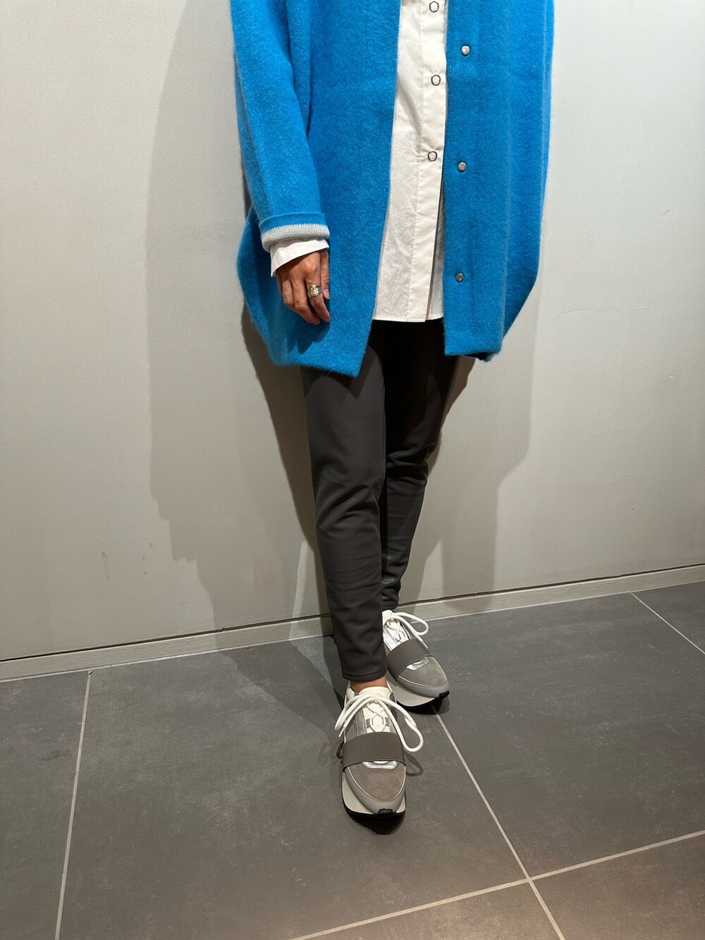 ブルー系のノーカラージャケット、ホワイト系のシャツ/ブラウス、グレー系のその他パンツを着用したレディースの秋コーディネートの4枚目の写真