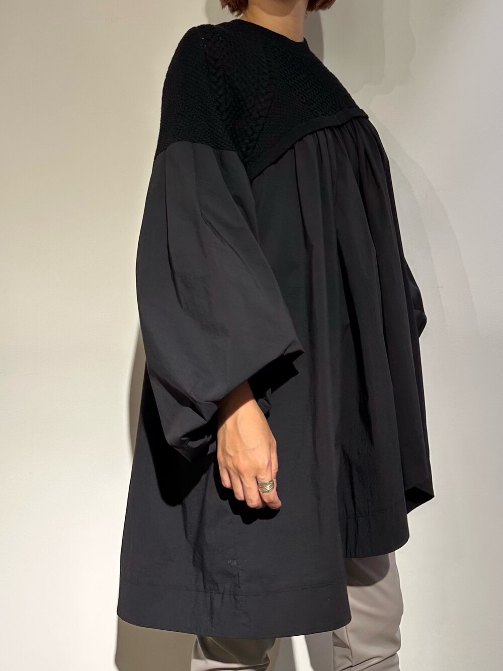 ブラック系のシャツ/ブラウス、ブラック系のスニーカー、グレー系のその他パンツを着用したレディースの夏コーディネートの8枚目の写真