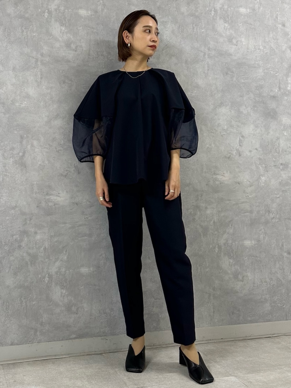 ブラック系のパンプス、ブルー系のシャツ/ブラウス、ブルー系のその他パンツを着用したレディースの春コーディネートの2枚目の写真