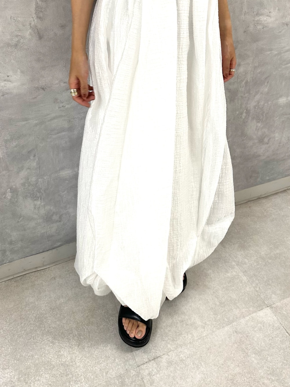 ブルー系のシャツ/ブラウス、グレー系のワンピースを着用したレディースの夏コーディネートの9枚目の写真