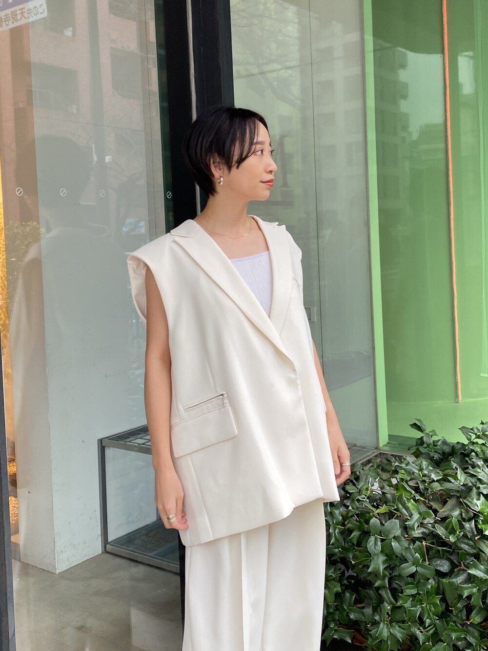 ホワイト系のテーラードジャケット、ゴールド系のパンプス、ホワイト系のその他パンツを着用したレディースの春コーディネートの4枚目の写真