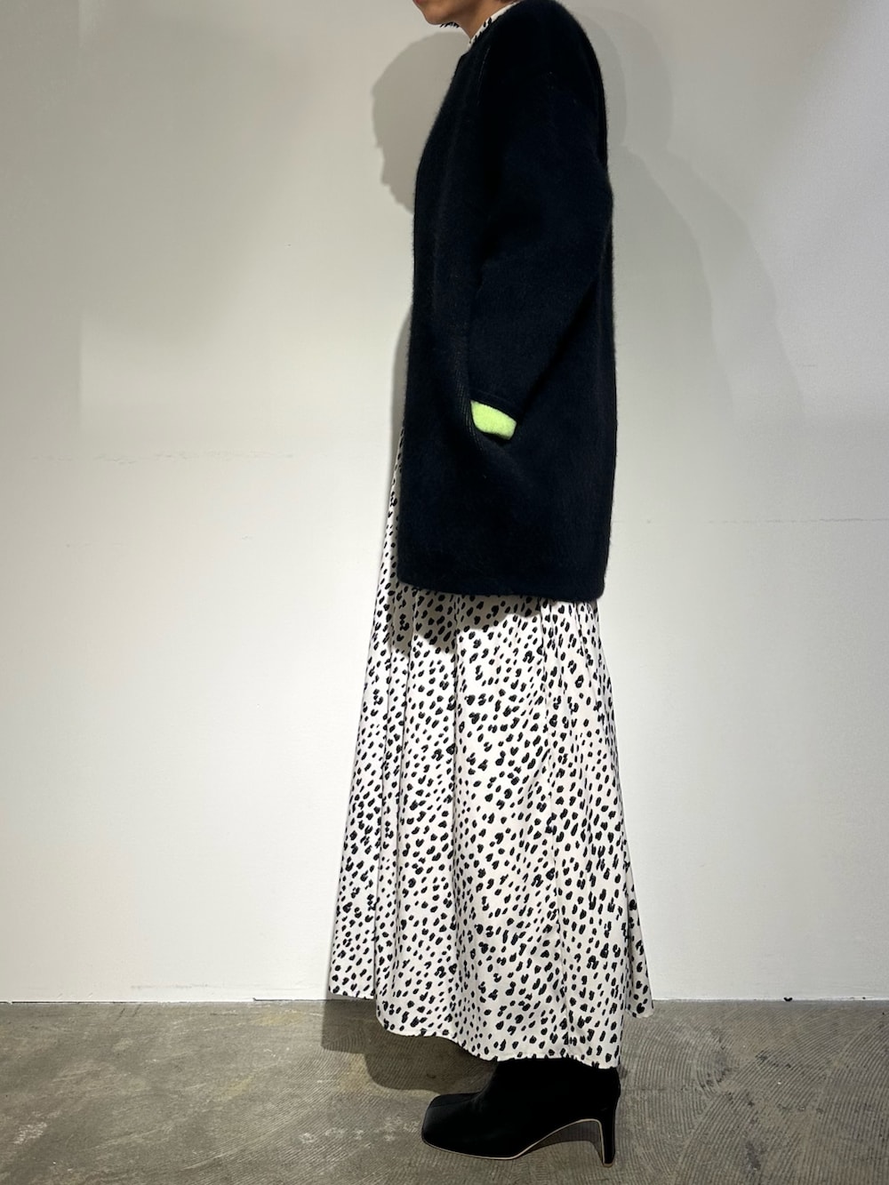 ブラック系のノーカラージャケット、その他のワンピース、ブラック系のブーツを着用したレディースの秋コーディネートの5枚目の写真