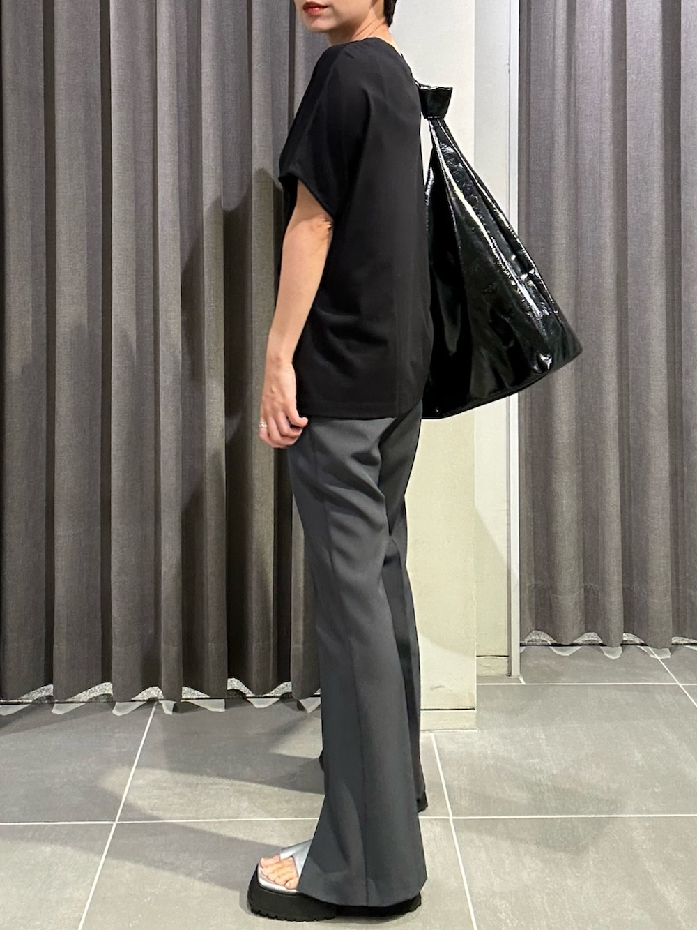 ブラック系のTシャツ/カットソー、グレー系のその他パンツ、その他のサンダルを着用したレディースの夏コーディネートの3枚目の写真