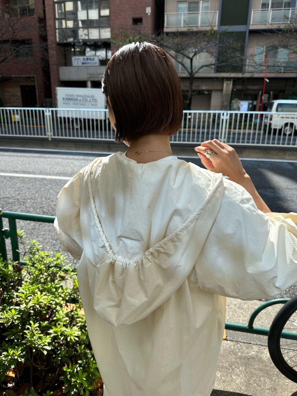 ゴールド系のパンプス、ホワイト系のその他パンツ、ホワイト系のシャツ/ブラウスを着用したレディースの冬コーディネートの10枚目の写真