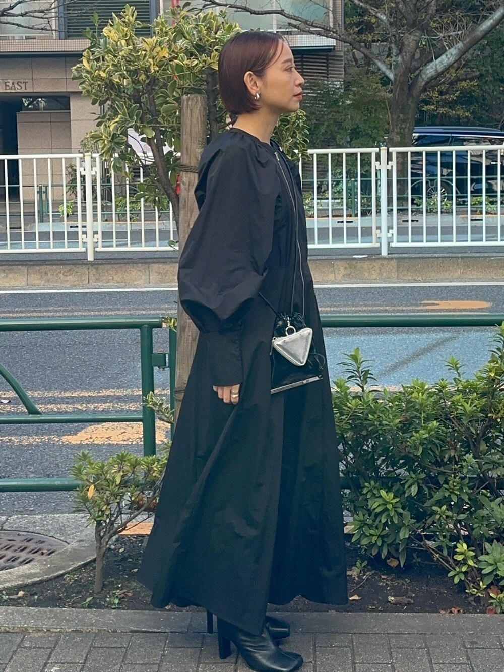 「ELENDEEK、エレンディーク、ワンピース、ワントーンコーデ、ワンピーススタイル、ロングワンピース、ロングワンピ、ブラック、ブラックコーデ、お出かけコーデ、モードカジュアル、きれいめカジュアル、キレイめ、ボリューム袖、ショルダーバッグ」｜「ELENDEEKのマルチショルダーバッグ（ショルダーバッグ、ブラック系）」を使った、azusaさん（レディース・153cm）の冬コーディネートの3枚目の写真