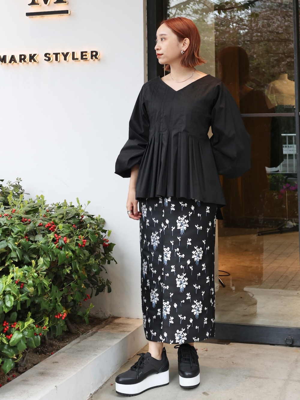 「ELENDEEK、エレンディーク、バックコンシャス、バックプリーツ、バックリボン、黒ブラウス、ブラウス、柄スカート、花柄スカート、プラットフォーム、厚底シューズ、スカート、スニーカー、キレイめ、低身長」｜「ELENDEEKのBACK TIE PLEATS MIX BL（シャツ/ブラウス、ブラック系）」を使った、azusaさん（レディース・153cm）の春コーディネートの2枚目の写真