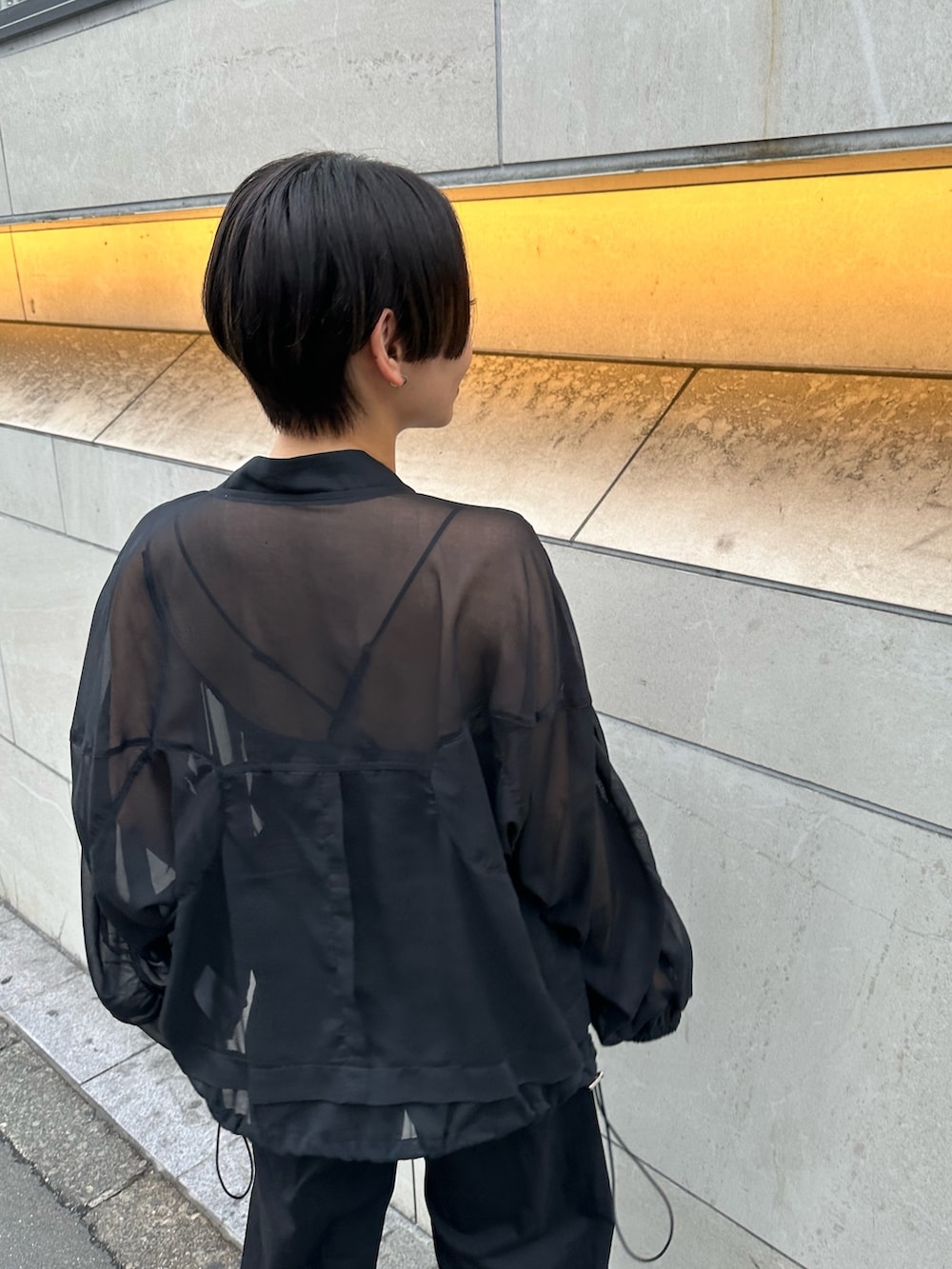 「エレンディーク、パンツスタイル、パンツコーデ、ELENDEEK、ブラック、ブラックコーデ、黒コーデ、オールブラック、シアー、シアートップス、シアーシャツ、シア―ブルゾン、カップ付きキャミソール、厚底サンダル、ワイドパンツ」｜「ELENDEEKのベルトセットタックワイドパンツ（その他パンツ、ブラック系）」を使った、azusaさん（レディース・153cm）の夏コーディネートの7枚目の写真