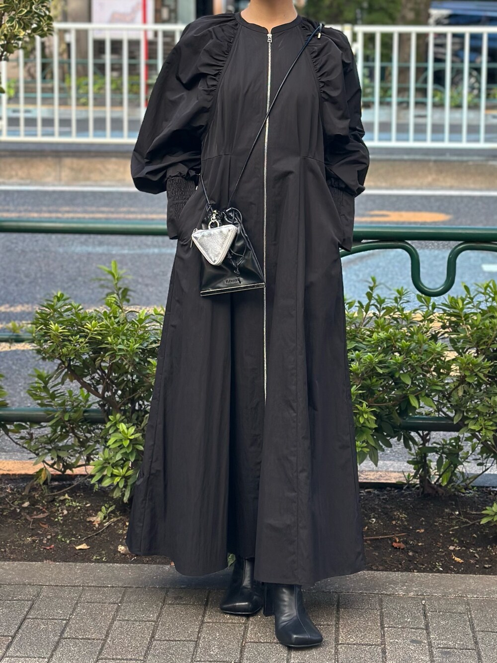 「ELENDEEK、エレンディーク、ワンピース、ワントーンコーデ、ワンピーススタイル、ロングワンピース、ロングワンピ、ブラック、ブラックコーデ、お出かけコーデ、モードカジュアル、きれいめカジュアル、キレイめ、ボリューム袖、ショルダーバッグ」｜「ELENDEEKのマルチショルダーバッグ（ショルダーバッグ、ブラック系）」を使った、azusaさん（レディース・153cm）の冬コーディネートの4枚目の写真