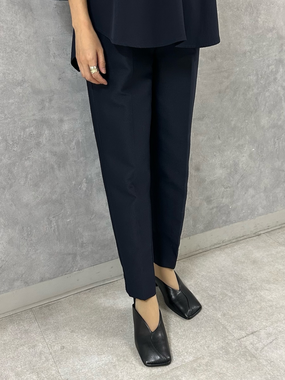 ブラック系のパンプス、ブルー系のシャツ/ブラウス、ブルー系のその他パンツを着用したレディースの春コーディネートの8枚目の写真