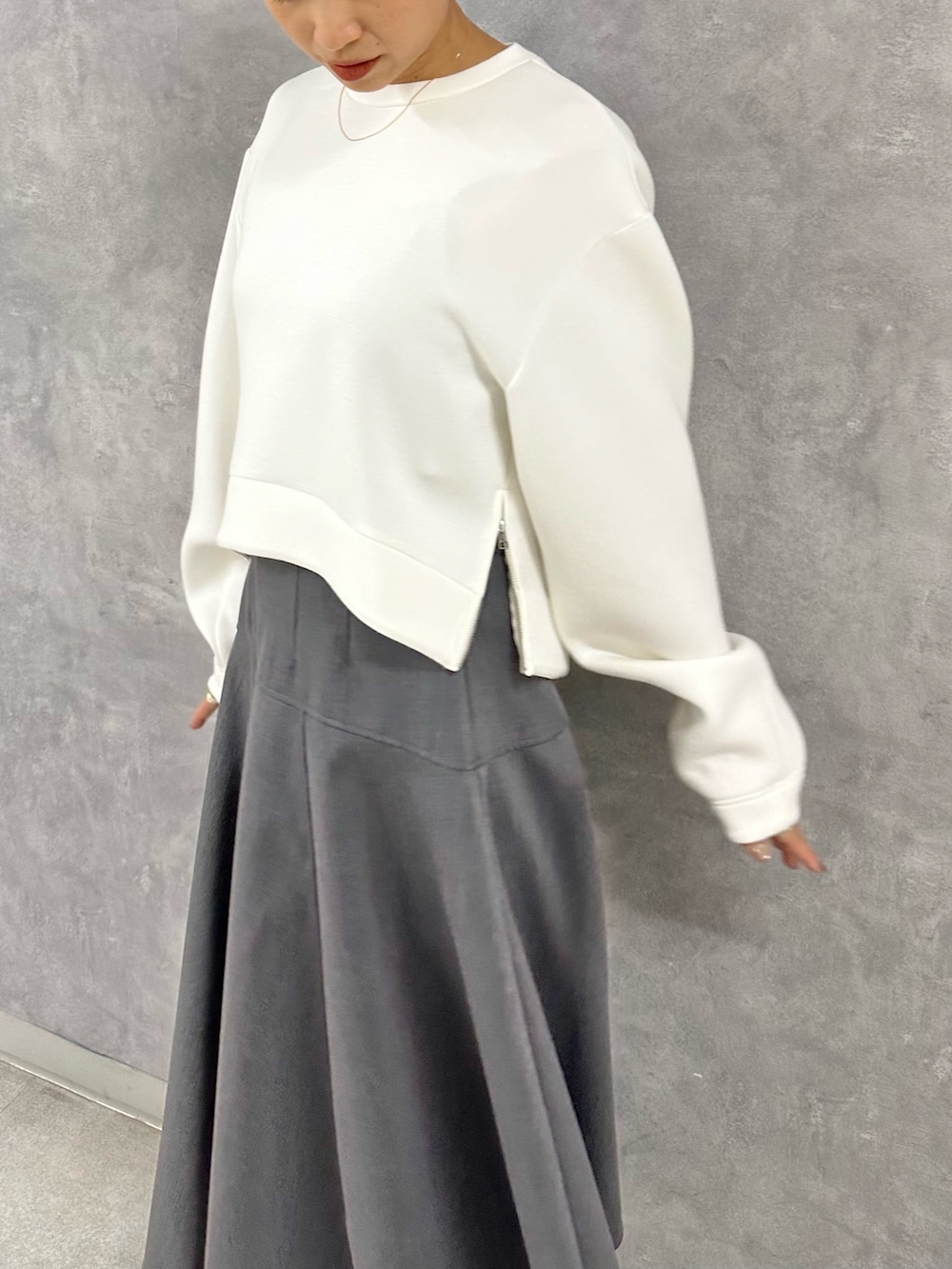 ホワイト系のTシャツ/カットソー、グレー系のスカートを着用したレディースの秋コーディネートの6枚目の写真