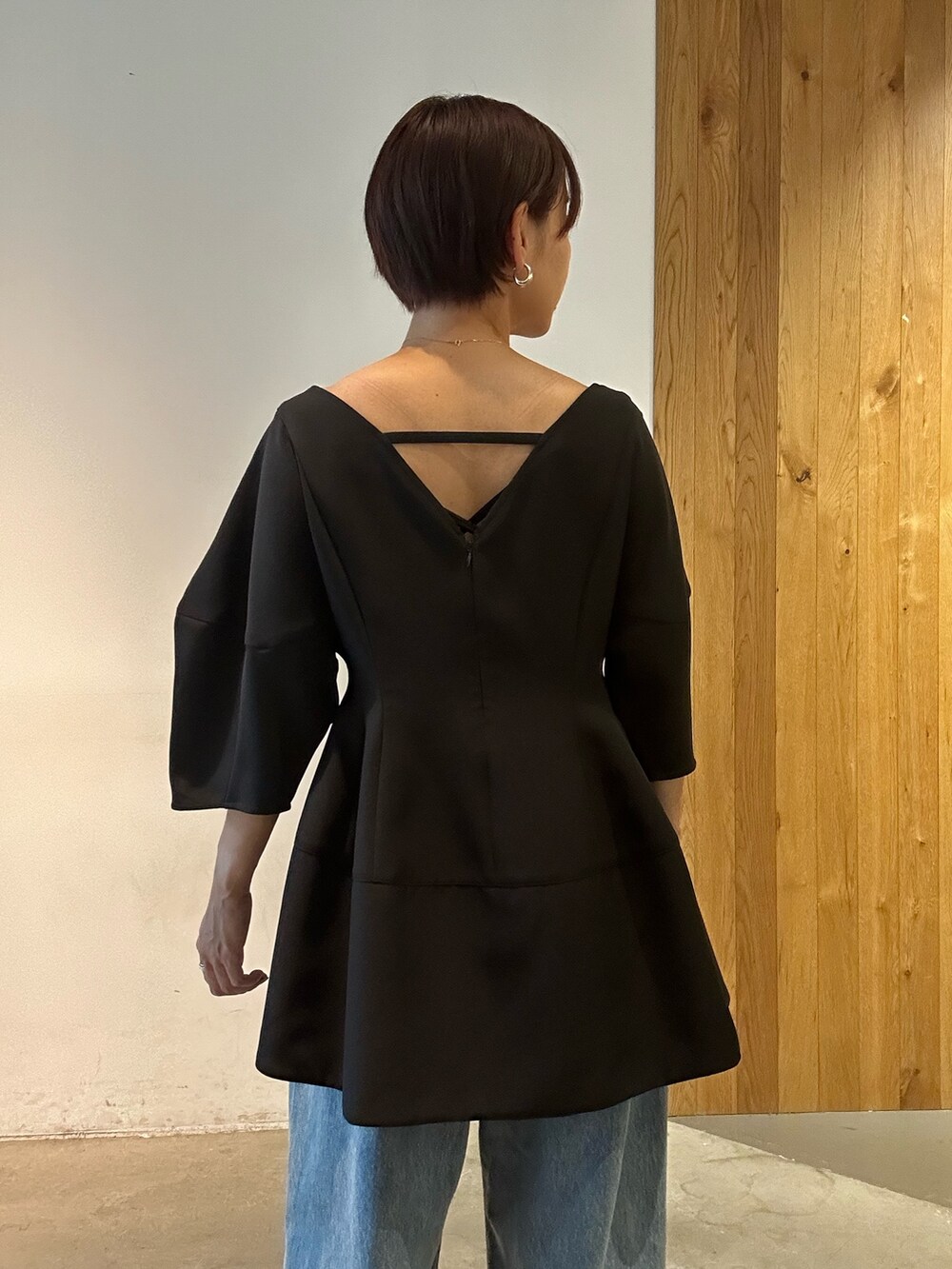 ブラック系のシャツ/ブラウス、ブルー系のデニムパンツ、シルバー系のパンプスを着用したレディースの夏コーディネートの7枚目の写真