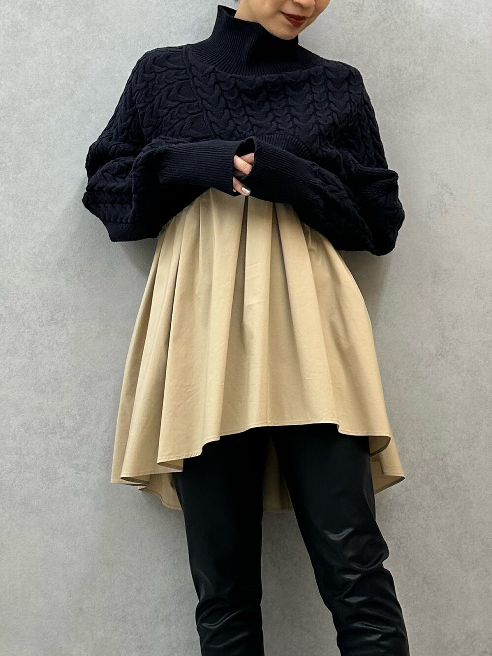 ブルー系のニット/セーター、ブラック系のその他パンツ、ブラック系のブーツを着用したレディースの秋コーディネートの4枚目の写真